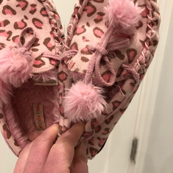 Sweater and house slippers - Picture 12 of 16